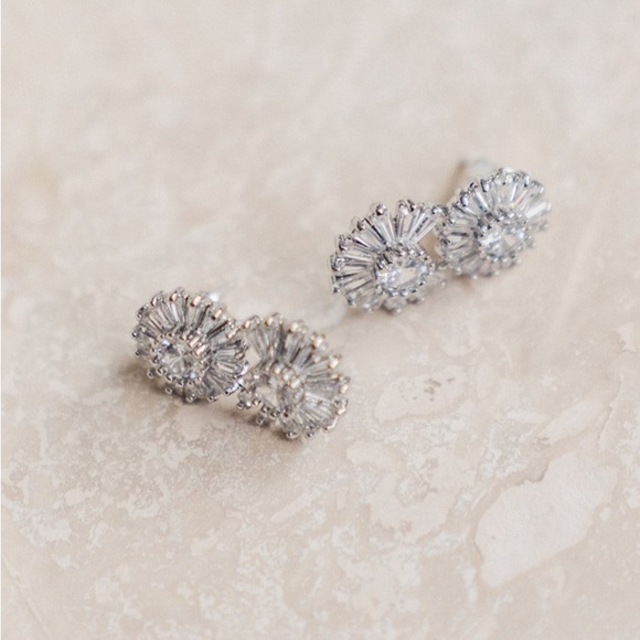WHITE GOLD RHINESTONE FLORAL-INSPIRED BRIDAL EARRINGS - Picture 1 of 4